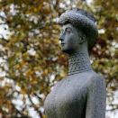 Statuen av Dronning Maud ble avduket av Kong Olav i 1959. Foto: Liv Osmundsen, Det kongelige hoff.
